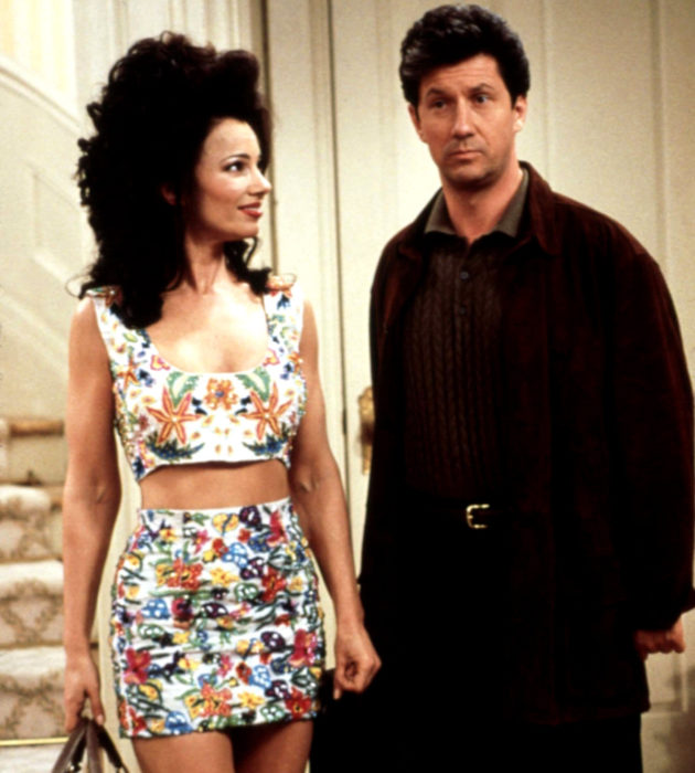 Looks de Fran Drescher de 'La Niñera'; crop top y minifalda de flores