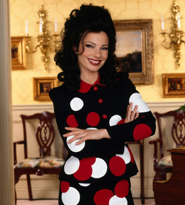 Looks de Fran Drescher de 'La Niñera'; saco con lunares rojos y blancos