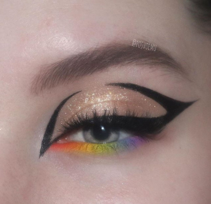 Maquillaje de ojos con delineado negro y sombra en tonos arcoíris