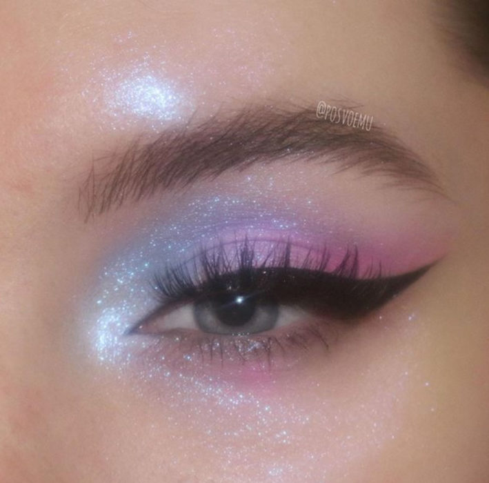 Maquillaje de ojos en tonos azul y rosa pastel