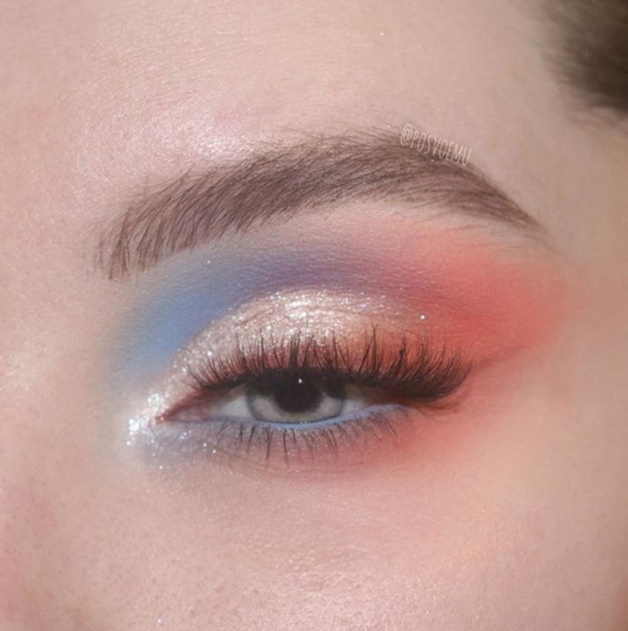 Maquillaje de ojos en tonos azul, lila y coral