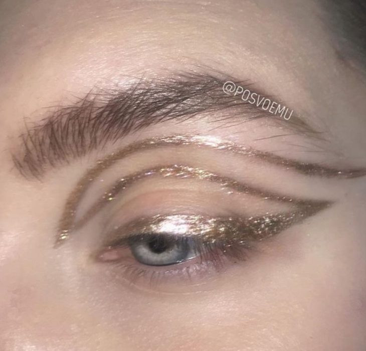 Maquillaje de ojos con delineador dorado