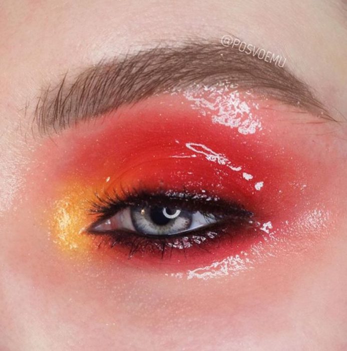 Maquillaje de ojos color rojo con amarillo en efecto gloss