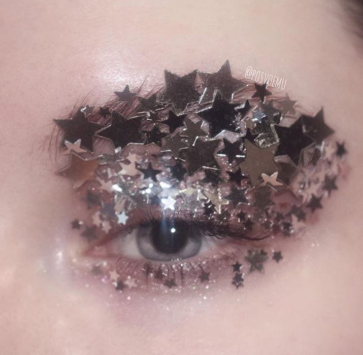 Maquillaje de ojos y estrellas color plata