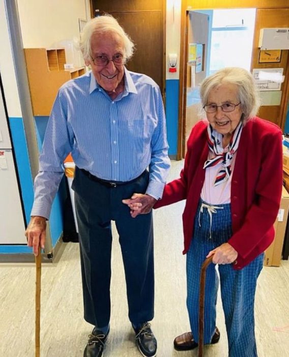 Micheal y Gillian cuando fueron dados de alta del hospital tras recuperarse del Covid-19