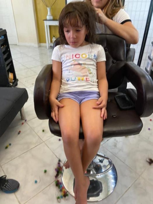 Niña se enreda el cabello con gomas de juguete