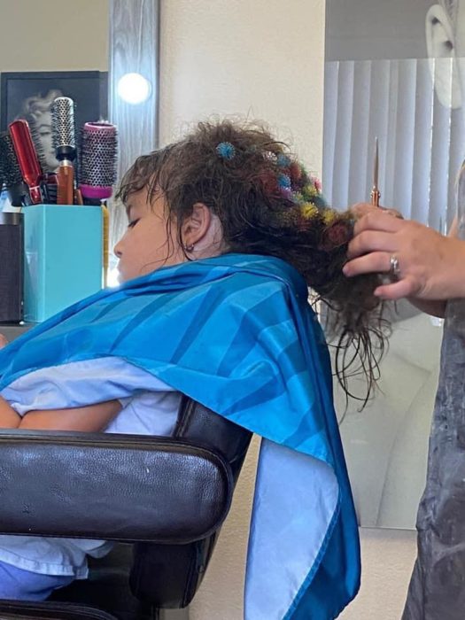 Niña se enreda el cabello con gomas de juguete