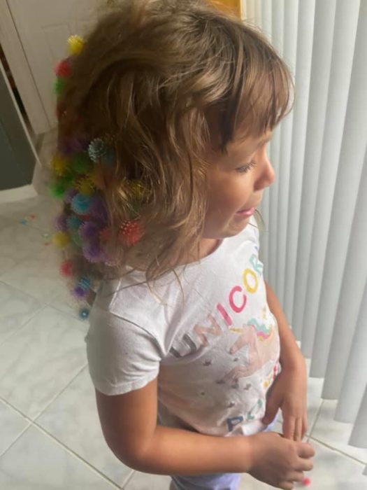 Niña se enreda el cabello con gomas de juguete