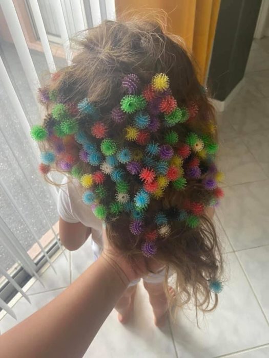 Niña se enreda el cabello con gomas de juguete