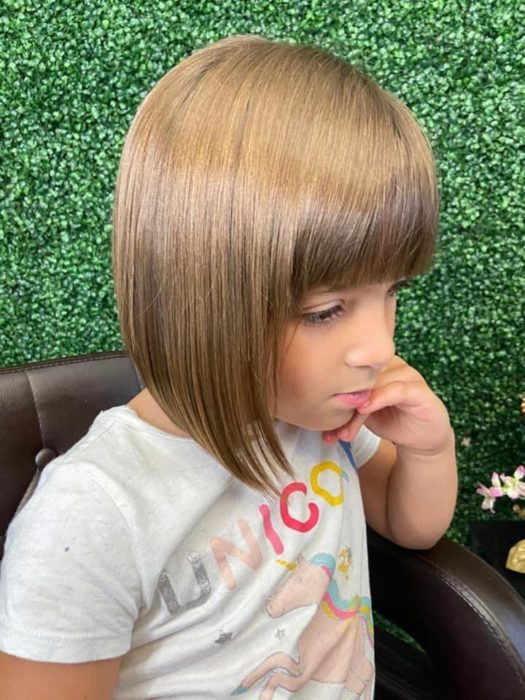 Niña se enreda el cabello con gomas de juguete