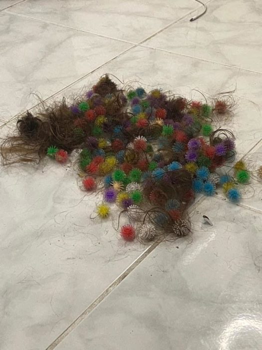 Niña se enreda el cabello con gomas de juguete