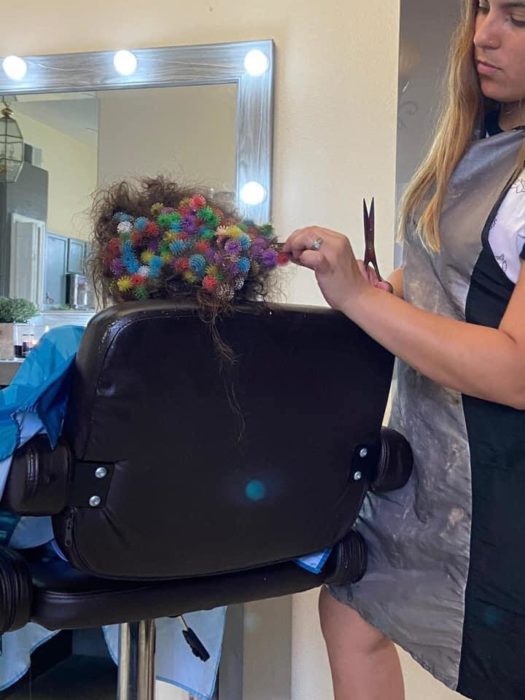 Niña se enreda el cabello con gomas de juguete