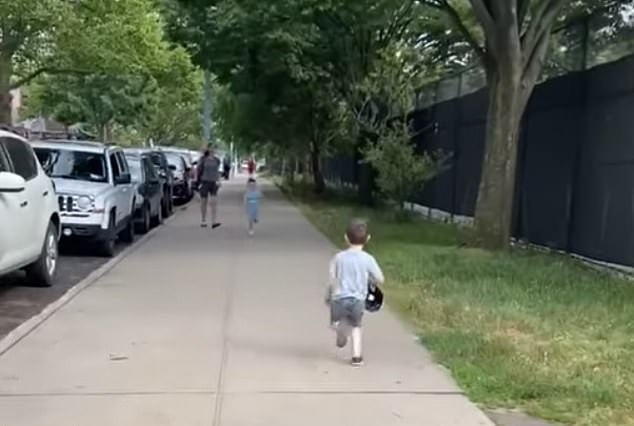 Niño corriendo por las calles de Brooklyn para abrazarse 