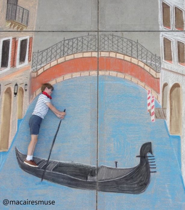 Dibujo de hecho con tiza de los canales de venecia con un niño que parece remar 