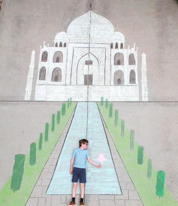Dibujo de hecho con tiza de un niño visitando el Taj Mahal 