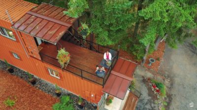 Pareja construye casa con contenedor para vivir sin deudas