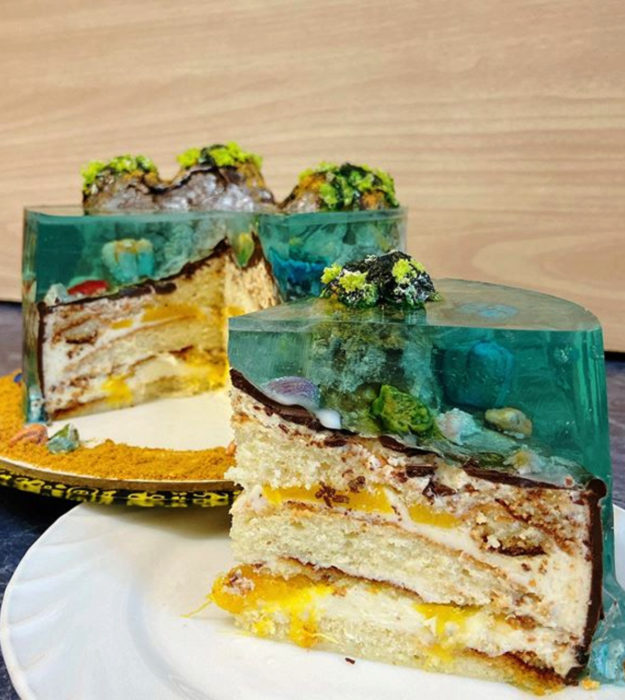 Pasteles de gelatina en forma de isla con mar