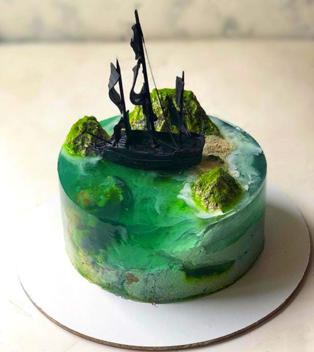 Pasteles de gelatina en forma de isla con mar