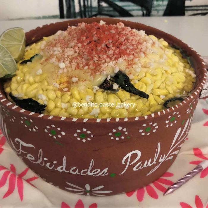 Pastel en forma de cazuela de esquites