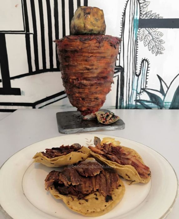 Pastel en forma de trompo de tacos al pastor