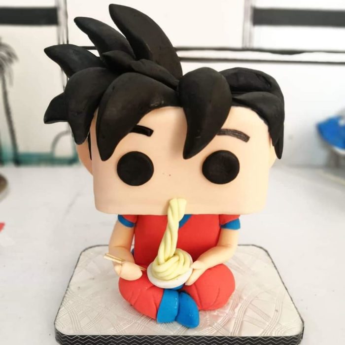 Pastel de goku comiendo fideos