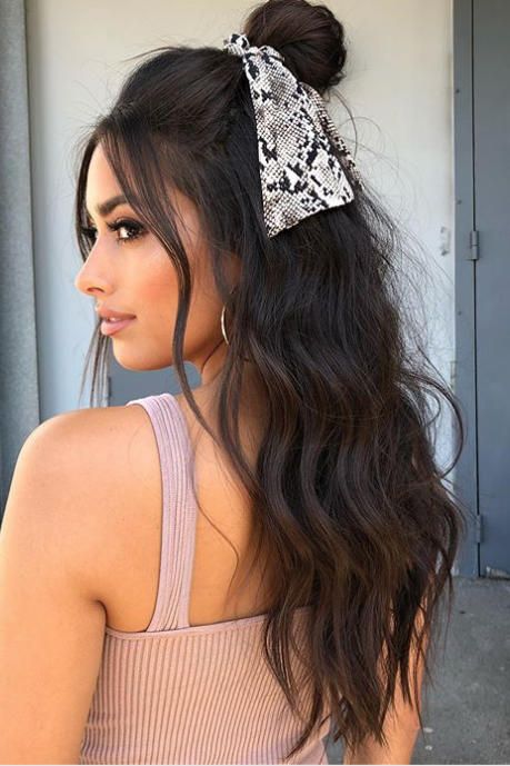 Chica morena de cabello suelto con un chonguito sujetado con un pañuelo