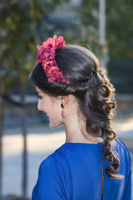 Chica con recogido elegante con diadema de flores color rosas