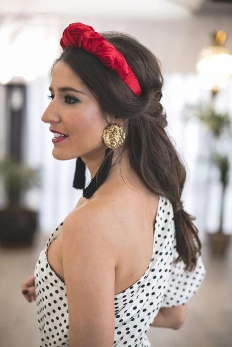 Chica de cabello oscuro con diadema roja