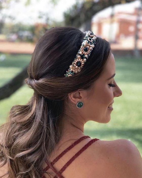 Chica con semirecogido y diadema de piedras brillantes