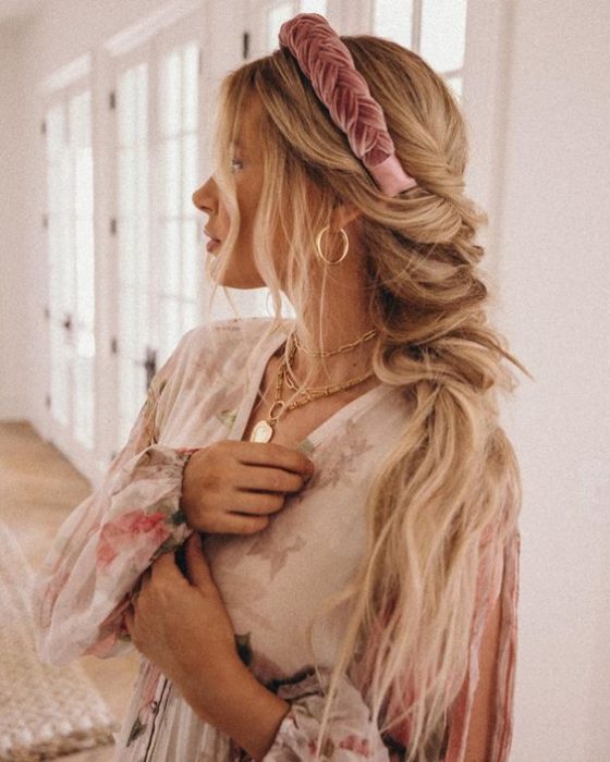 Chica rubia de cabello largo con diadema rosa de terciopelo rosa