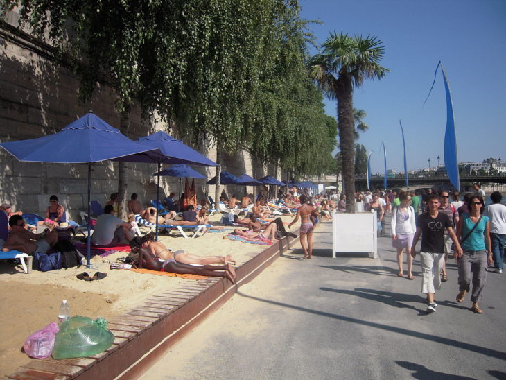 Playa artificial en Paris Plages