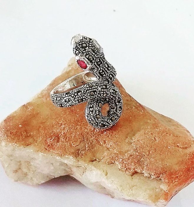 Anillo con piedras rubí