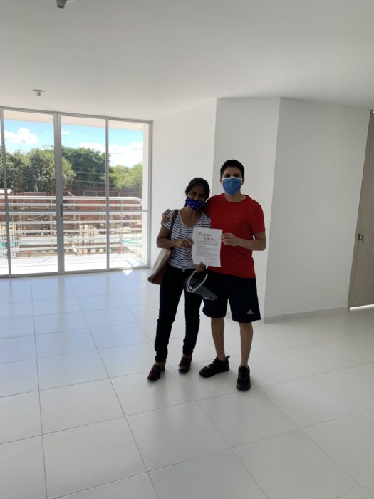 Sebastían y su mamá en la nueva casa