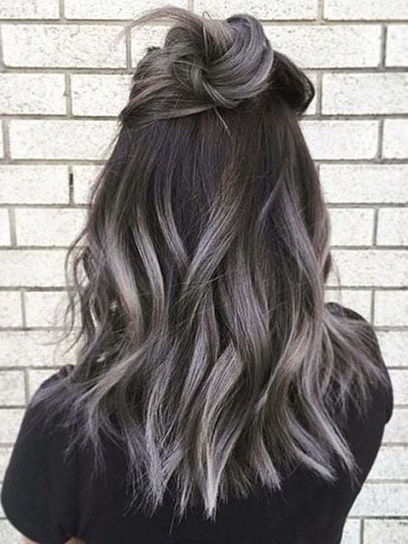 Chica de espaldas mostrando su cabello teñido son silver highlights