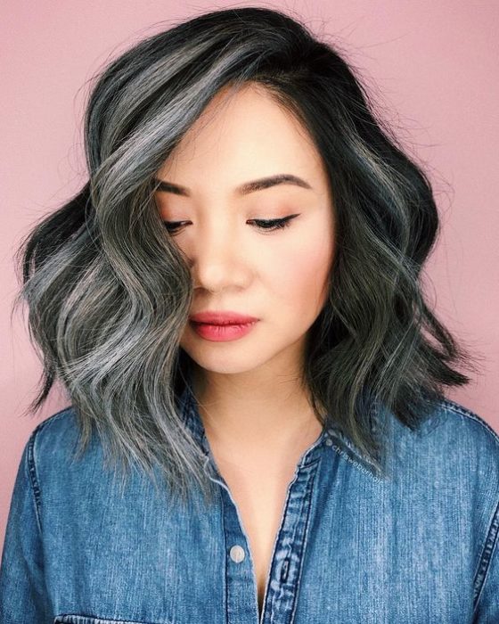 Chica con cabello corto teñido al estilo silver highlights