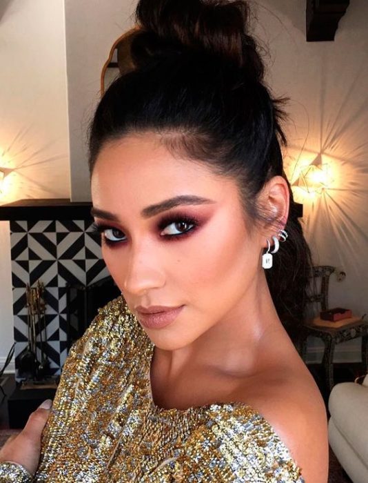 Shay Mitchell con sombra de ojos color vino