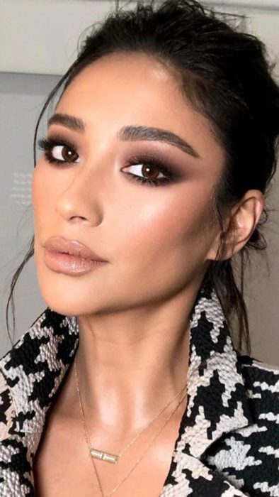 Shay Mitchell usando un ahumado de sombras cafés