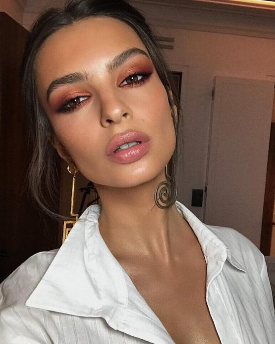 Emily Ratajkowski usando un ahumado con sombras naranjas