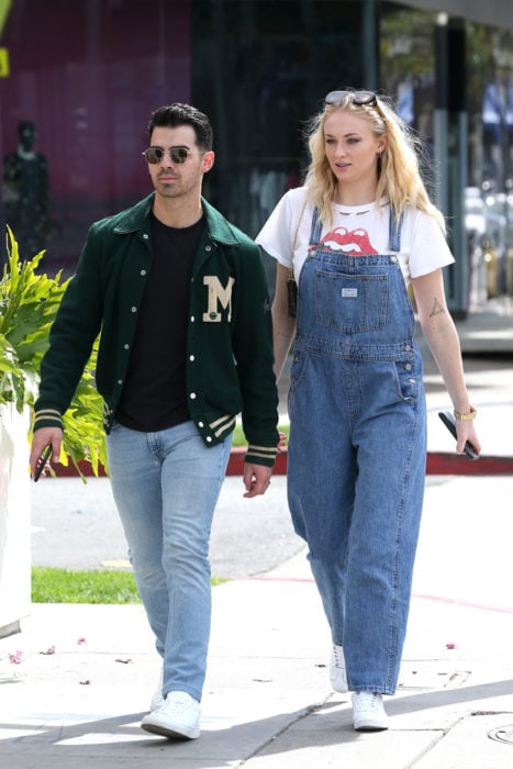 Sophie Turner y Joe Jonas tomados de la mano caminando por las calles