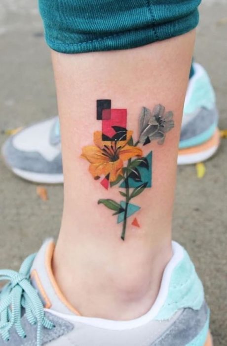 Tatuaje de flores en una flor en la pantorrilla muy caricaturezco