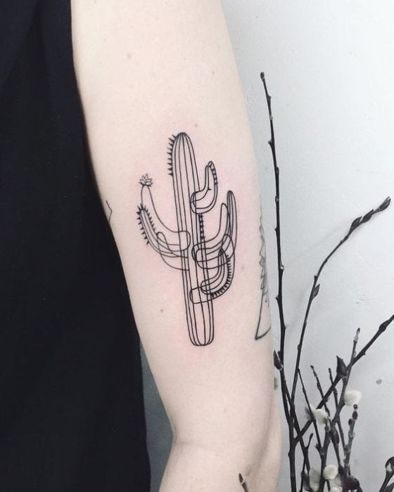Tatuaje de flores en el brazo de la silueta de un cactus