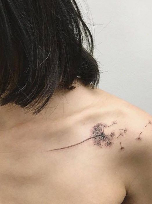 Tatuaje de flores en las clavículas de un diente de león volándo