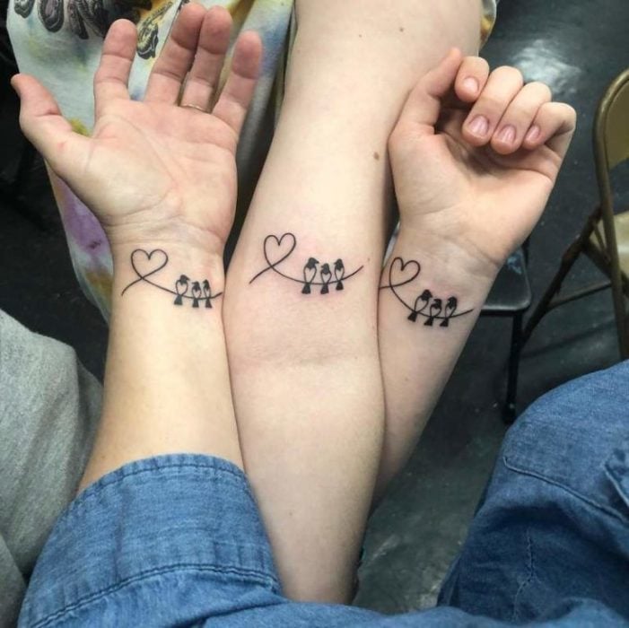 Tatuaje de hermanos de aves en un cordón
