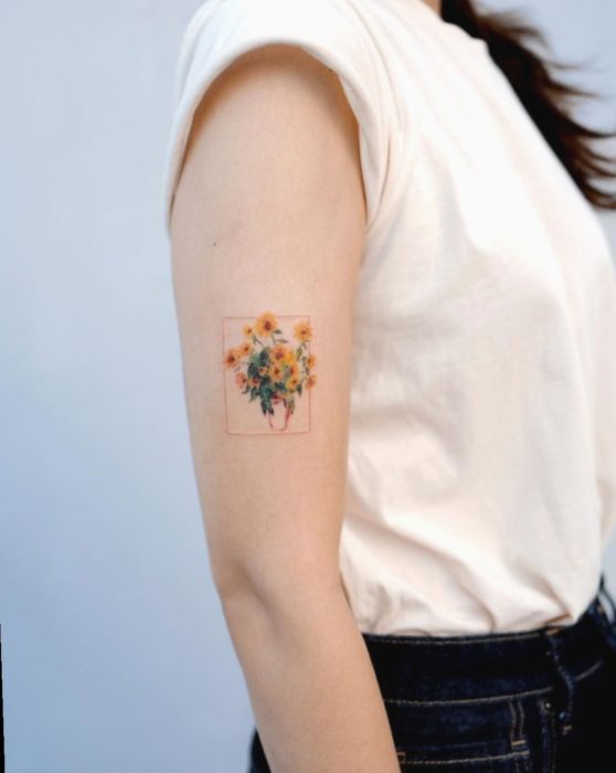 Tatuaje de flores en el que es un ramo de girasoles rodeado de un sutil rectángulo sobre el brazo