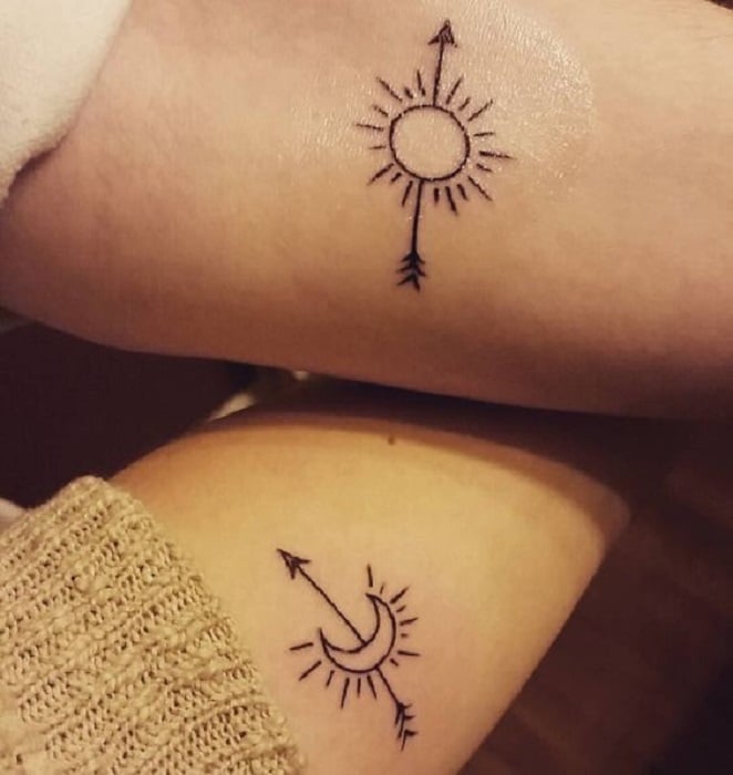 Tatuaje de hermanos de flechas de sol y luna
