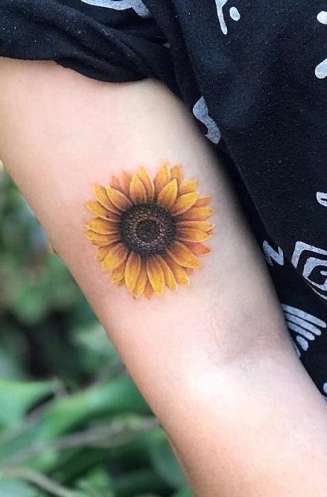 Tatuaje de flores en el brazo de un girasol gigante