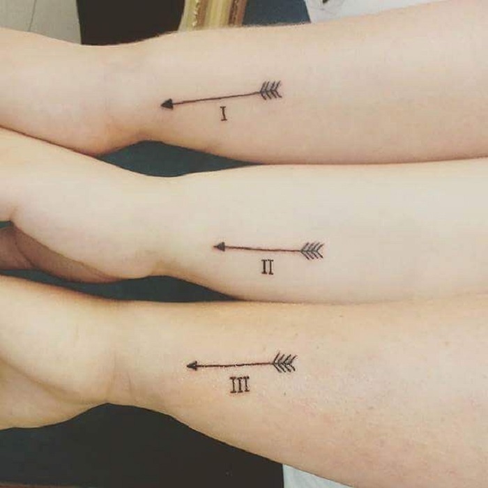 Tatuaje de hermanos de flechas con números romanos 
