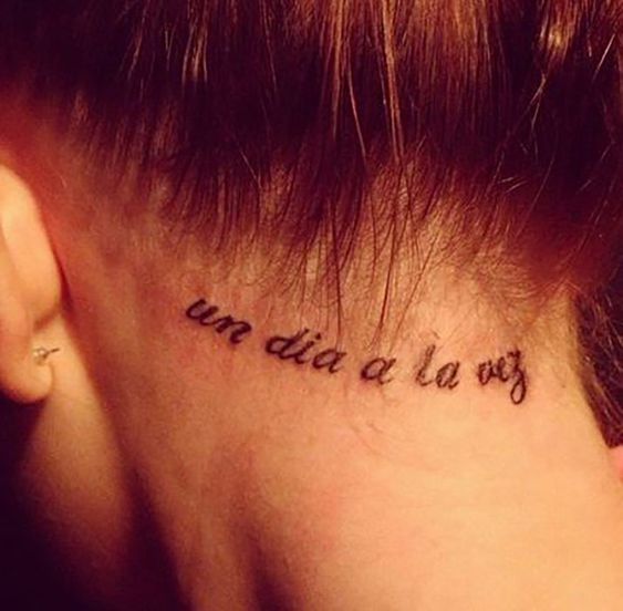 Tatuaje "un día a la vez" en el cuello"