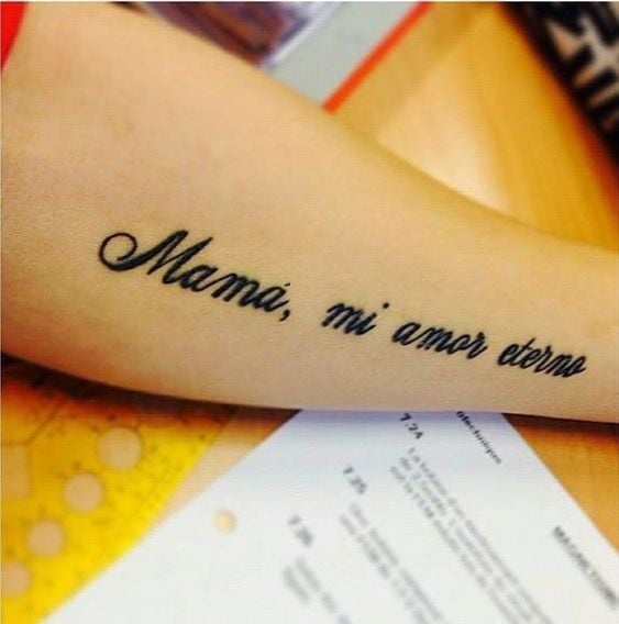 Tatuaje "mamá, mi amor eterno" en el brazo