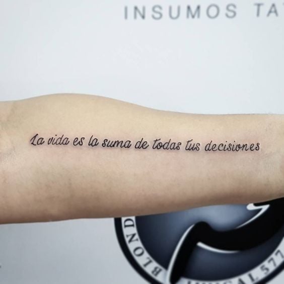 17 Tatuajes con frases inspiradoras para llenarte de fuerza
